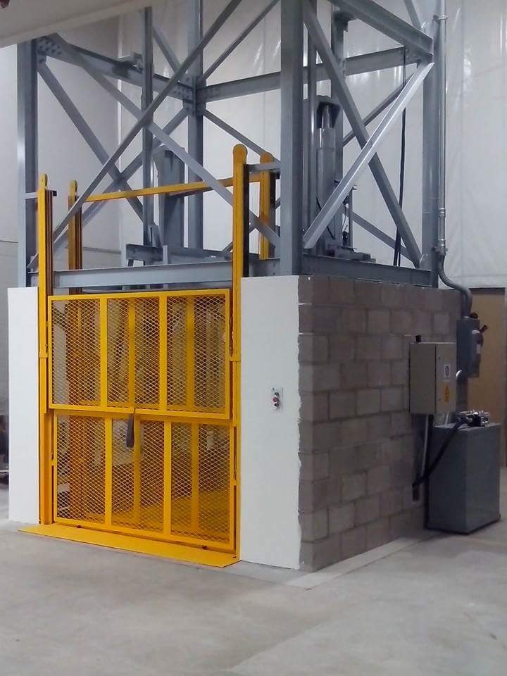 Elevador de carga EPCCSA terminado con puerta de malla amarilla